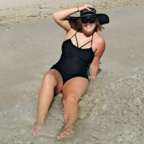 ❤ Meet your Posher, Emma 💅🏼 - Picture 1 of 1